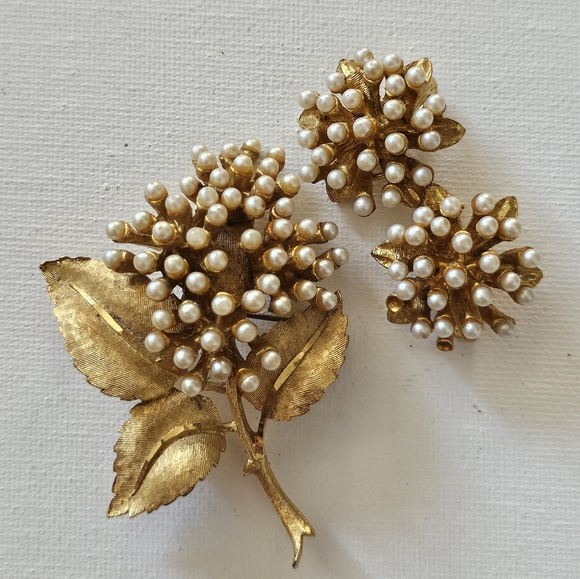 Vintage BSK Faux Pearl Gold Tone Pin Brooch And Clip On Earring Set